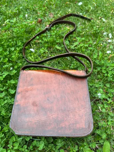 Bolso de cuero artesanal con diseño étnico - miniatura 2