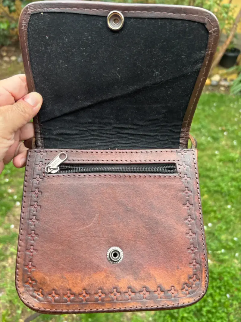Bolso de cuero artesanal con diseño étnico - 3
