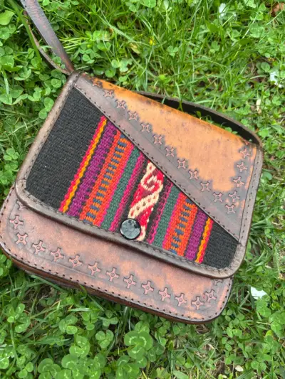 Bolso de cuero artesanal con diseño étnico - miniatura 4