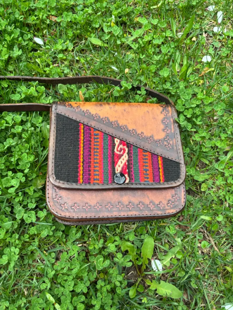 Bolso de cuero artesanal con diseño étnico - 5