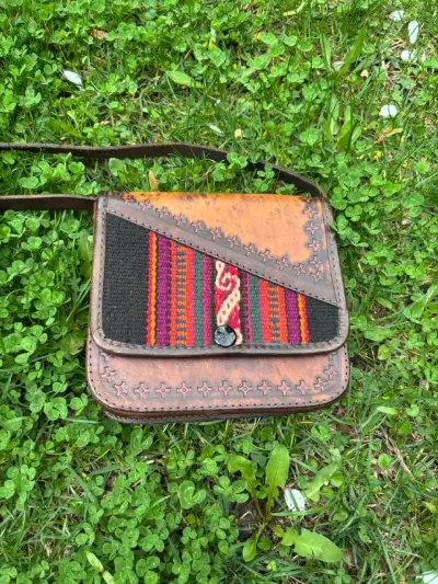 Bolso de cuero artesanal con diseño étnico - miniatura 5