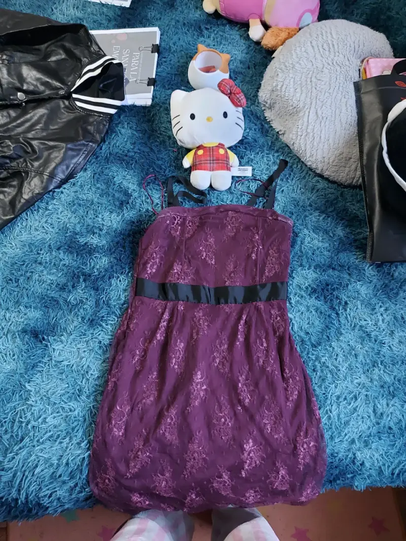 Vestido de encaje morado con tirantes