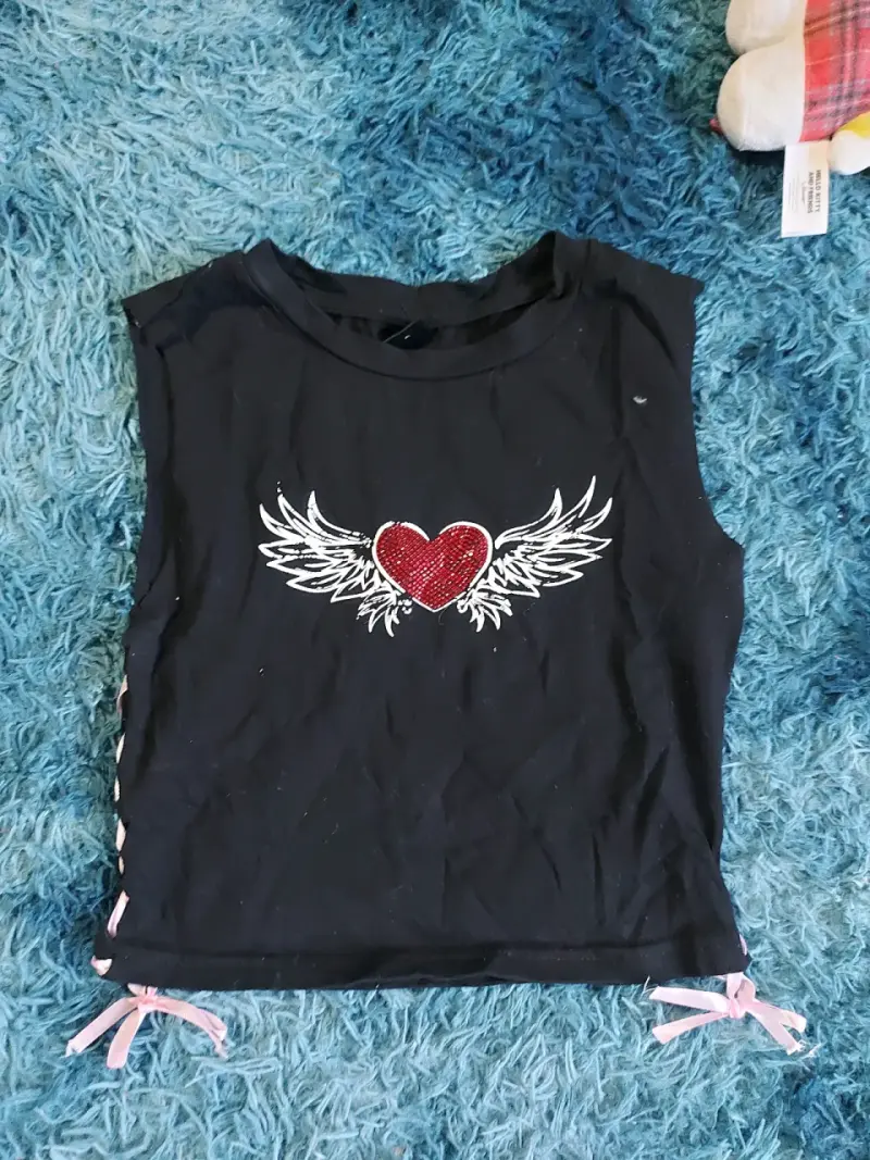 Polera sin mangas negra con diseño de corazón