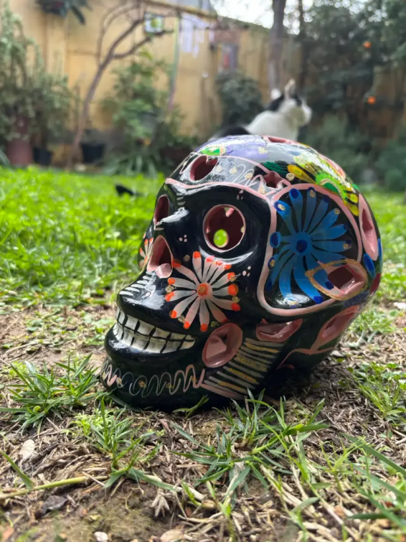 Calavera de cerámica decorativa pintada a mano - 3