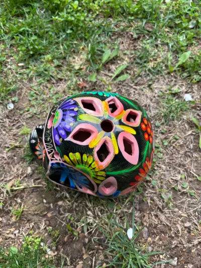 Calavera de cerámica decorativa pintada a mano - miniatura 4