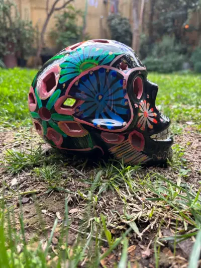 Calavera de cerámica decorativa pintada a mano - miniatura 5