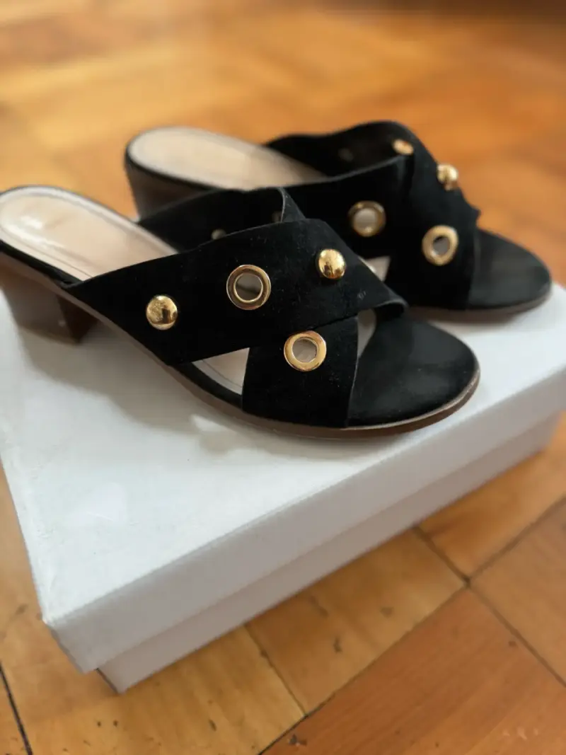 Sandalias de tacón negras con detalles dorados - 1