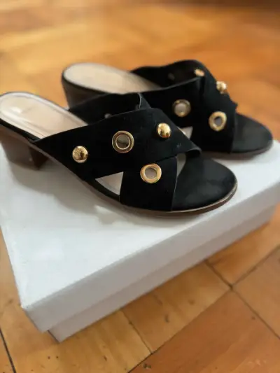 Sandalias de tacón negras con detalles dorados - miniatura 1