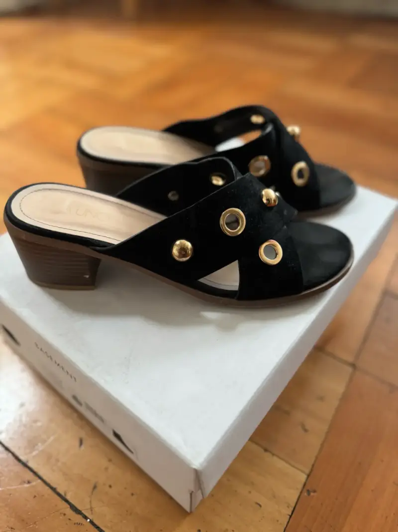 Sandalias de tacón negras con detalles dorados - 2