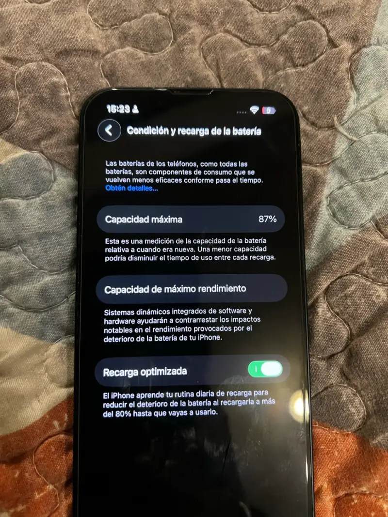 iPhone 13 negro en buen estado con 87% de batería