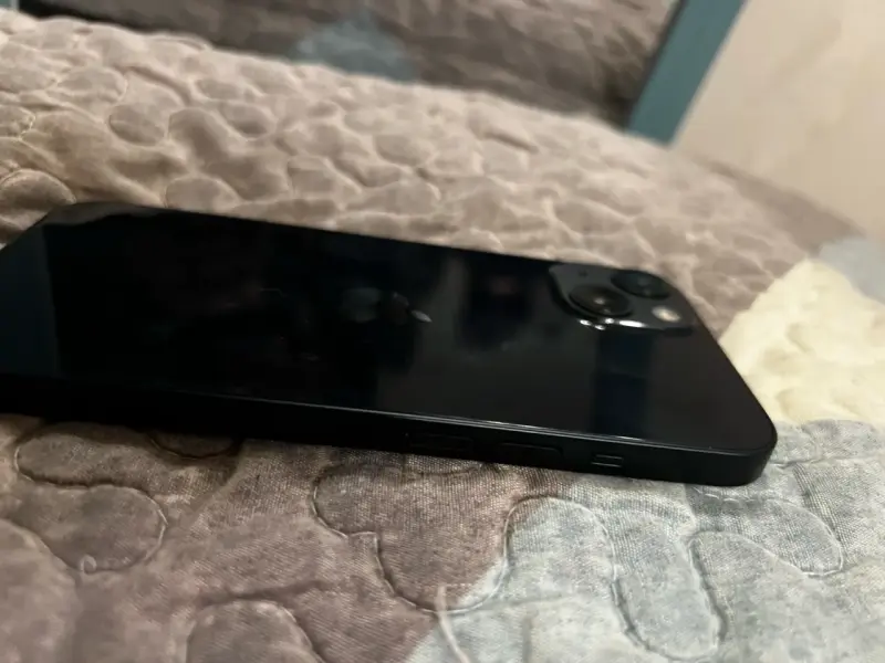 iPhone 13 negro en buen estado con 87% de batería - 3