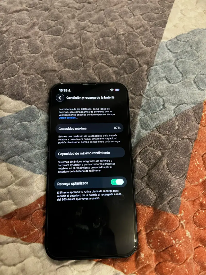 iPhone 13 negro en buen estado con 87% de batería - 4