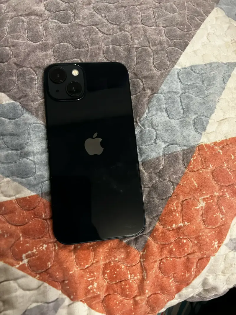 iPhone 13 negro en buen estado con 87% de batería - 5
