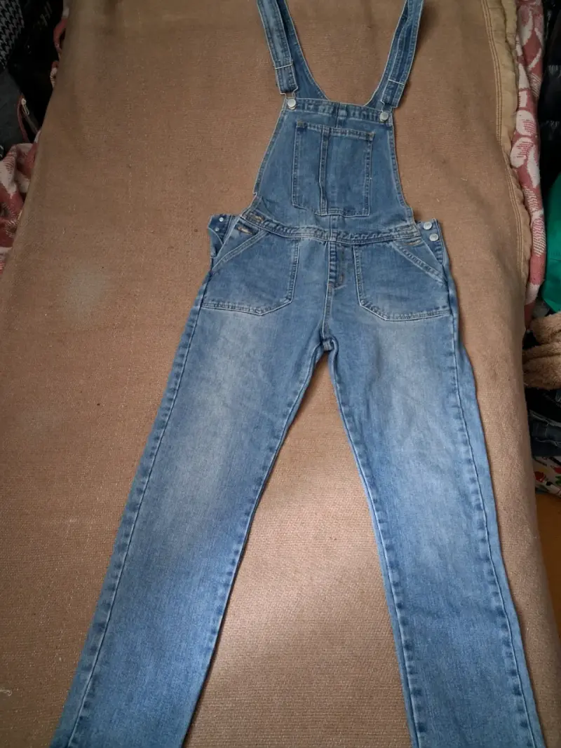 Overol de mezclilla para mujer en buen estado