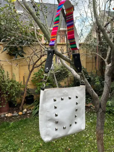Cartera blanca con tachas y correa colorida - miniatura 1