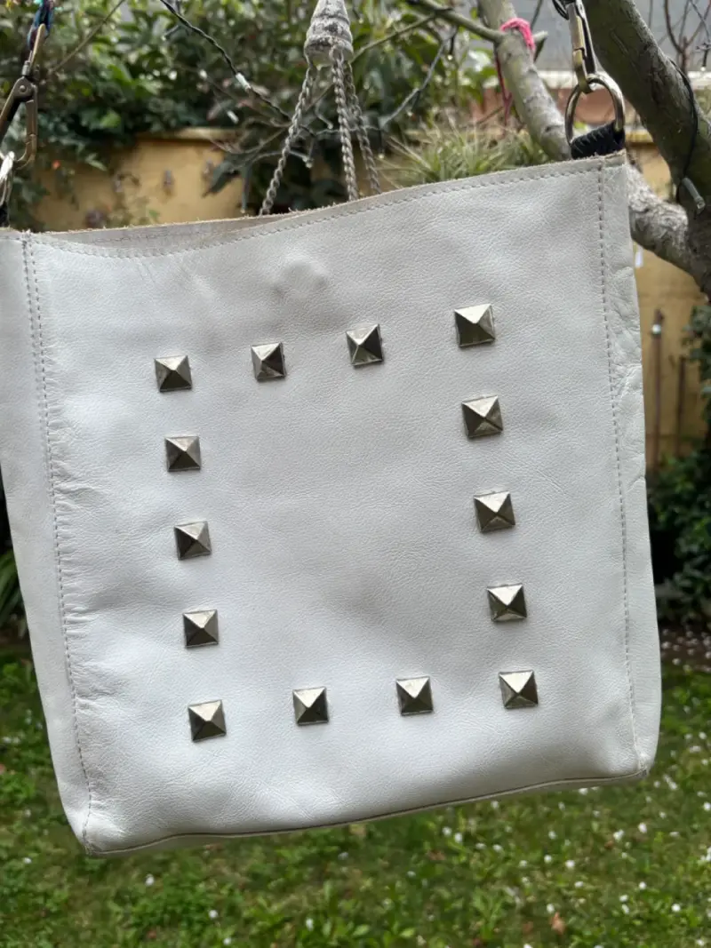 Cartera blanca con tachas y correa colorida - 3