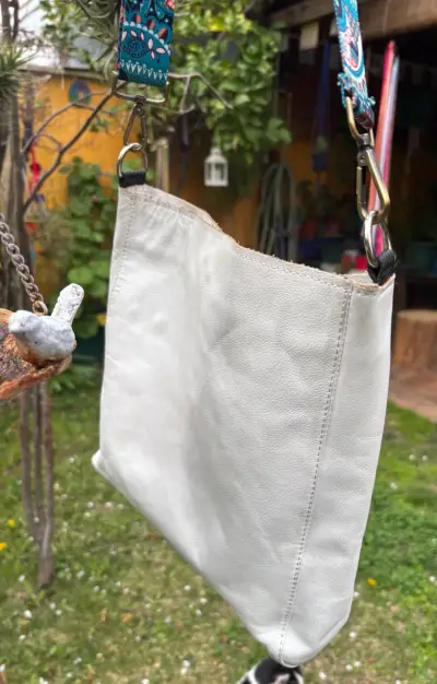 Cartera blanca con tachas y correa colorida - miniatura 4