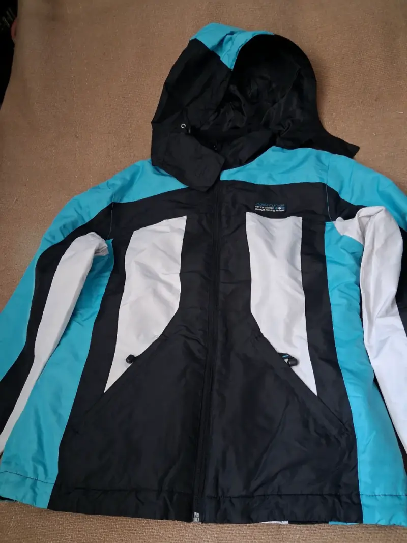 Chaqueta impermeable para hombre azul y negra