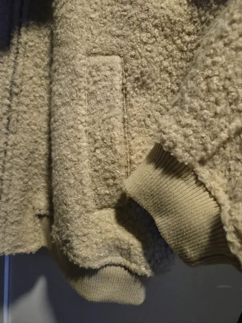 Chaqueta tipo lana beige con cierre - 2