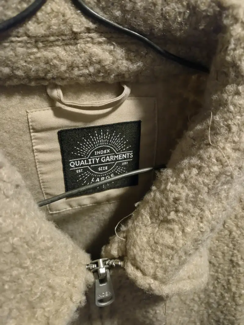 Chaqueta tipo lana beige con cierre - 3