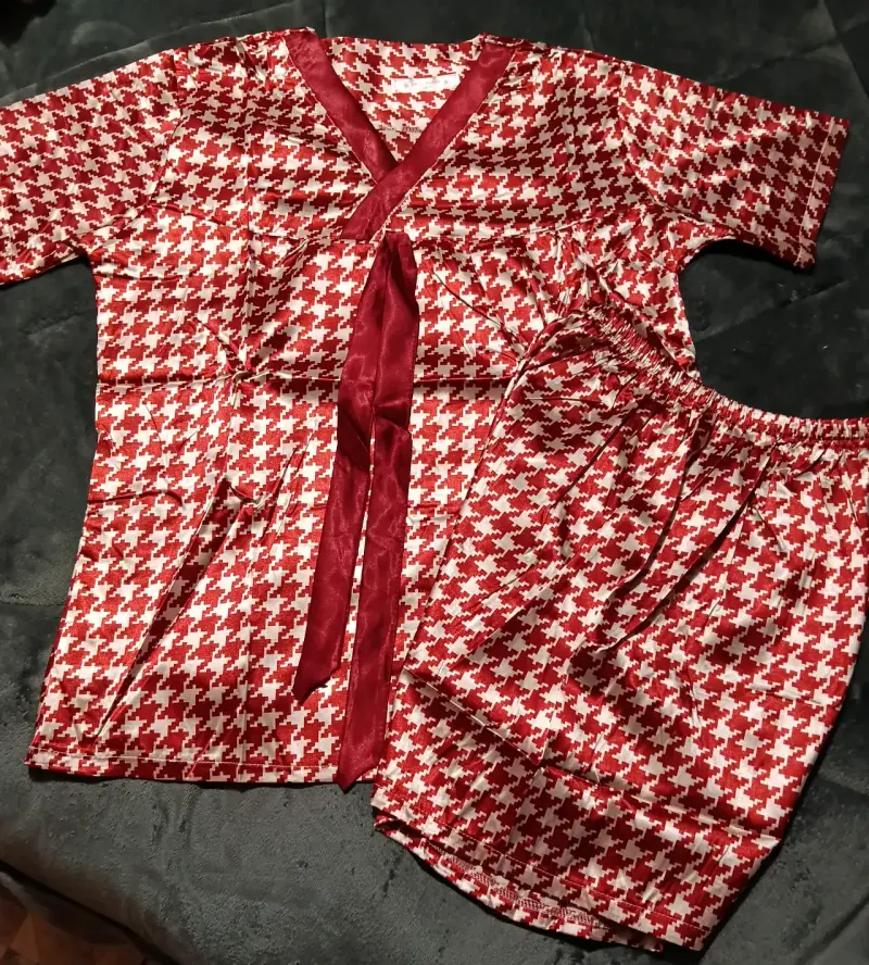Pijama de satén con diseño pata de gallo rojo - 4