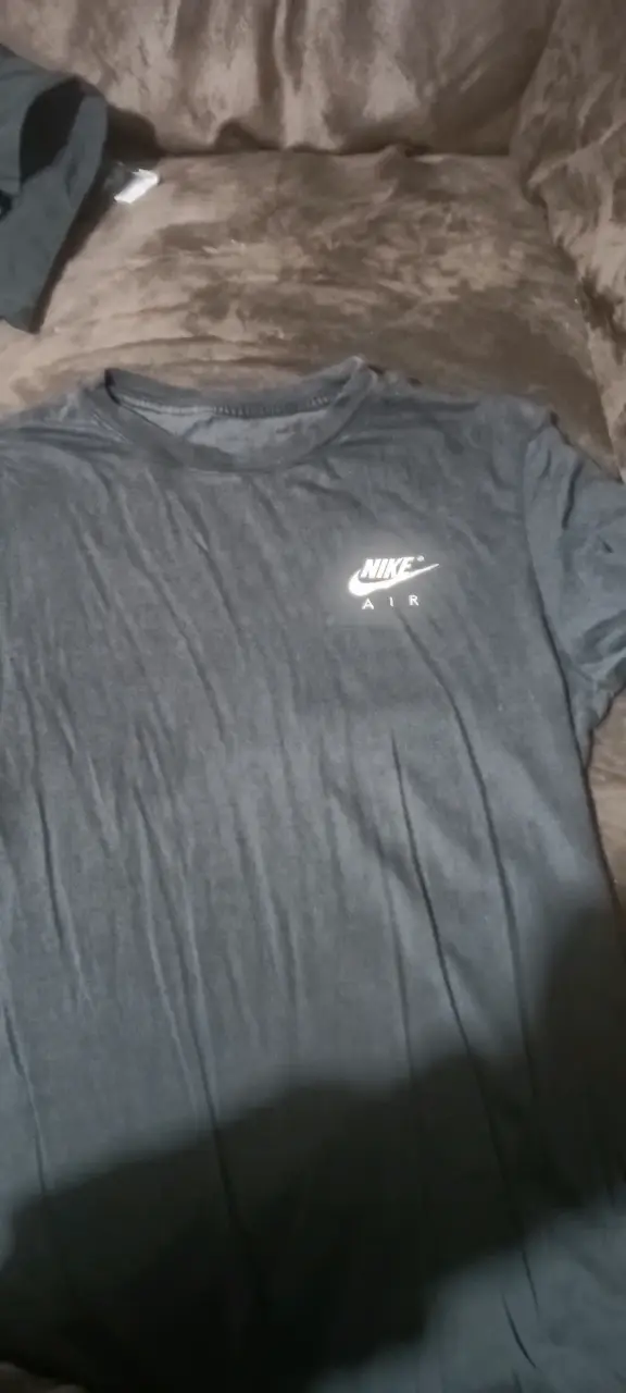 Polera Nike Air gris con diseño retro - 1