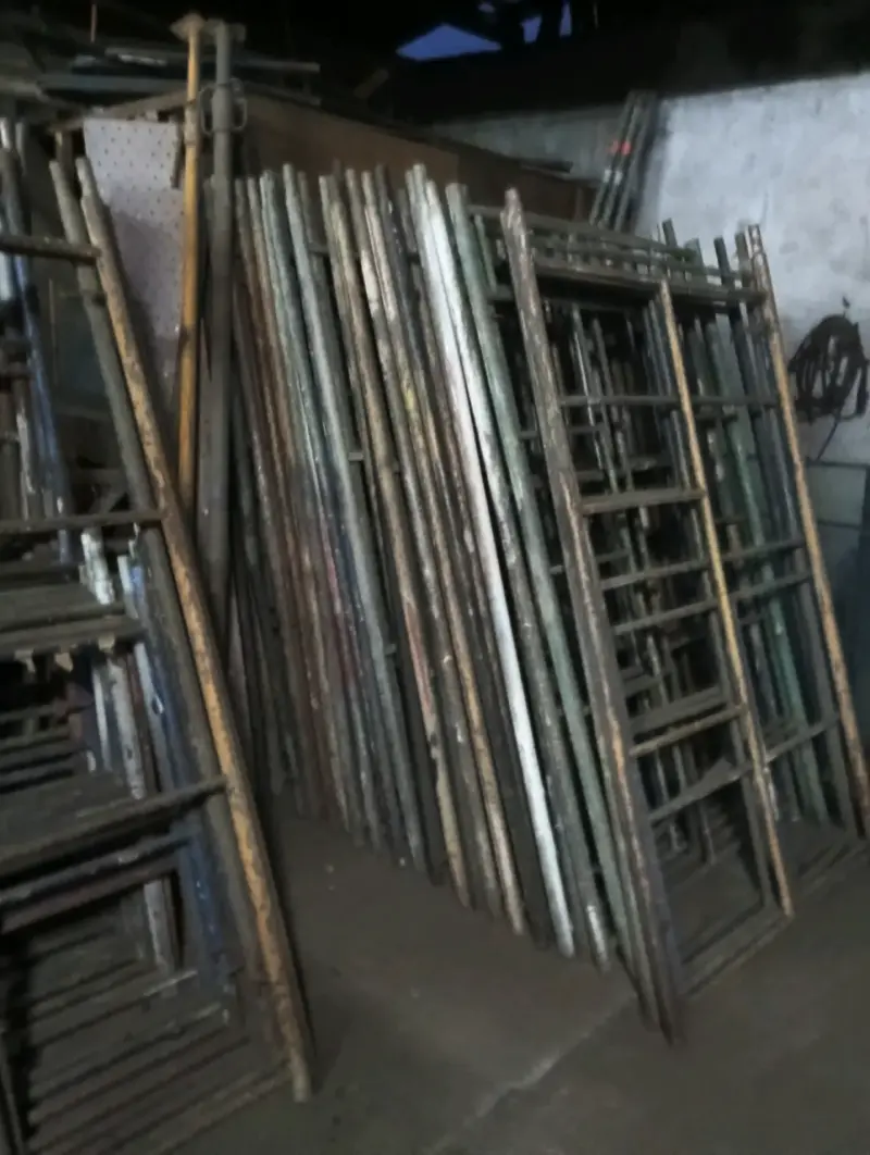 Andamios metálicos usados para construcción