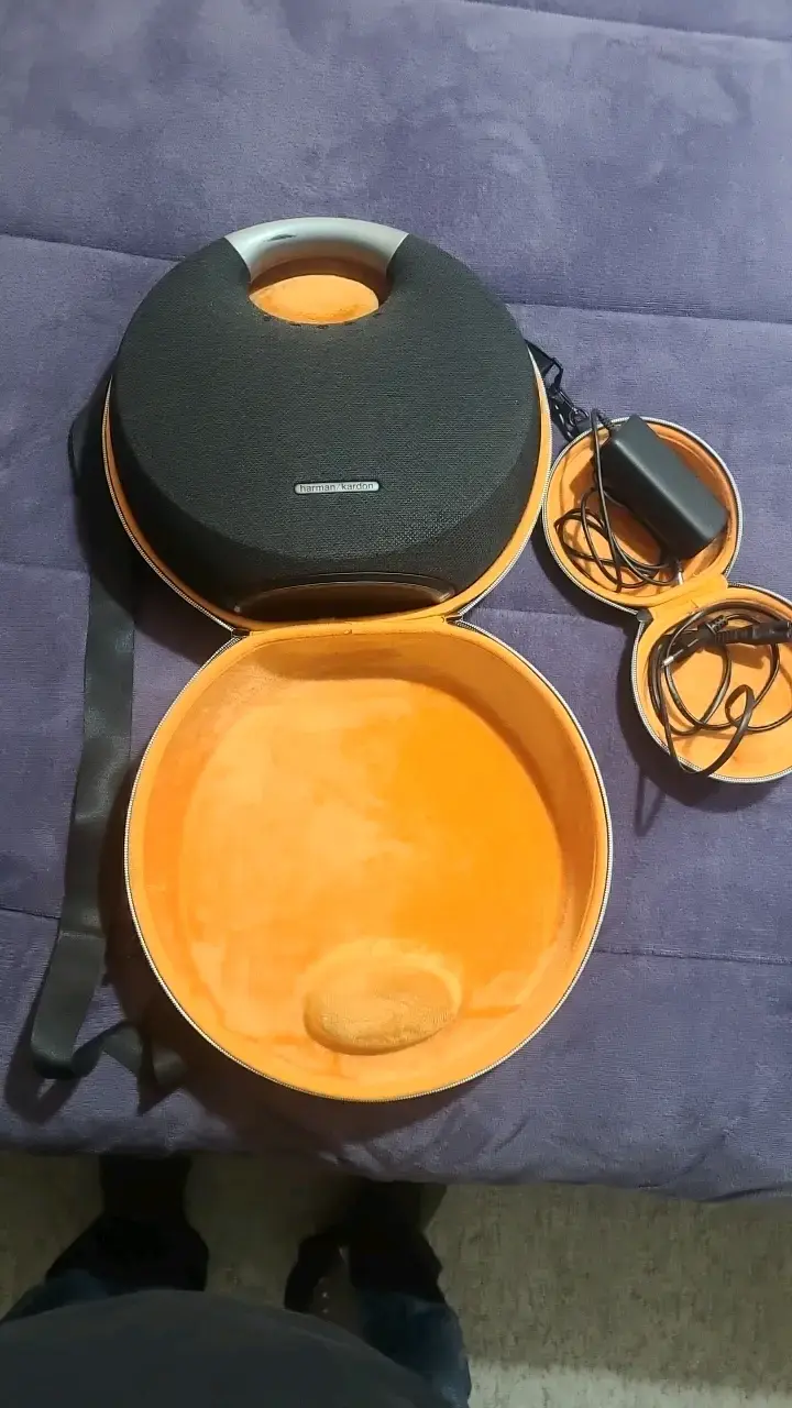 Parlante portátil con diseño circular y estuche - 2