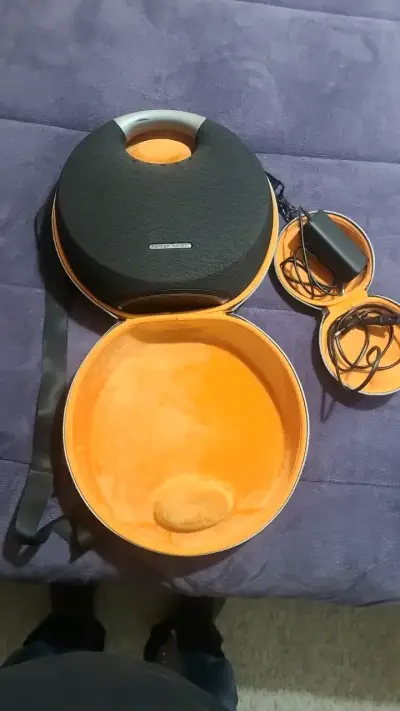Parlante portátil con diseño circular y estuche - miniatura 2