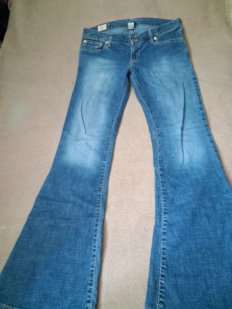 Jeans acampanados American Eagle para mujer