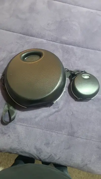 Parlante portátil con diseño circular y estuche - miniatura 4
