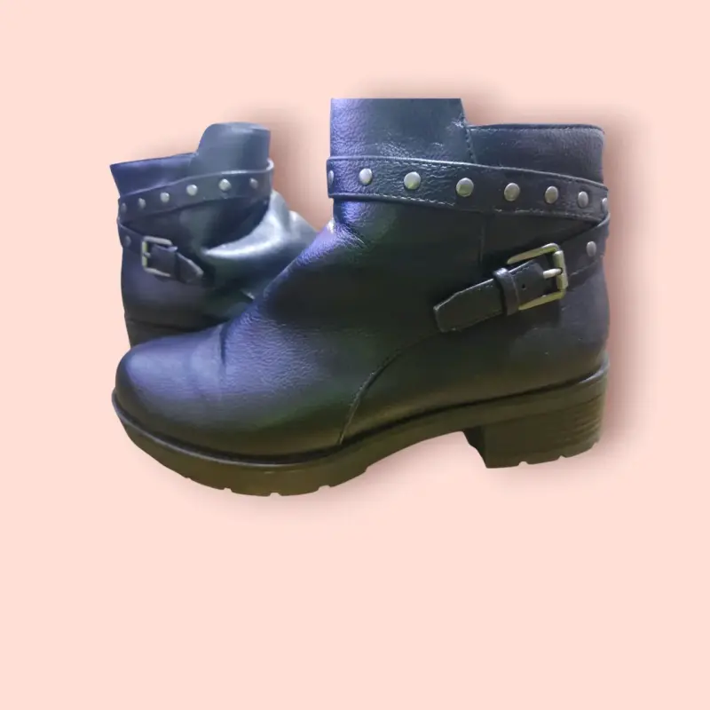 Botines negros 39 de cuero con tachas - 1