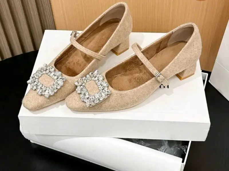 Zapatos de tacón bajo beige con hebilla decorativa
