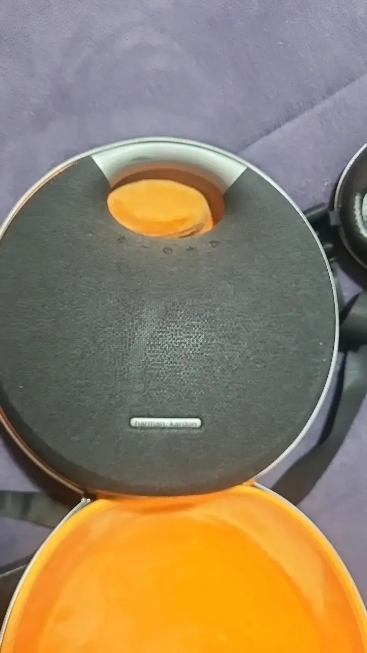 Parlante portátil con diseño circular y estuche - 5