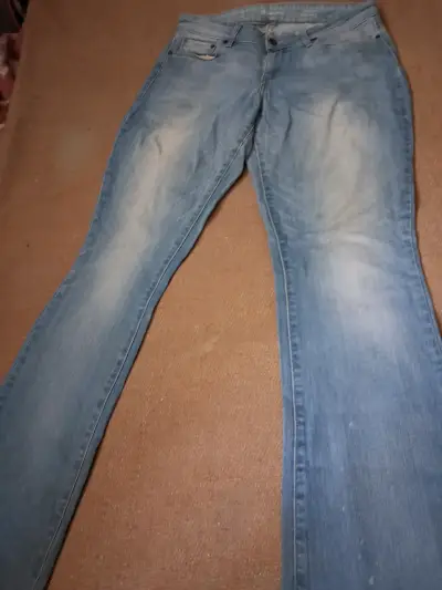 Jeans de mezclilla azul claro para mujer - miniatura 2