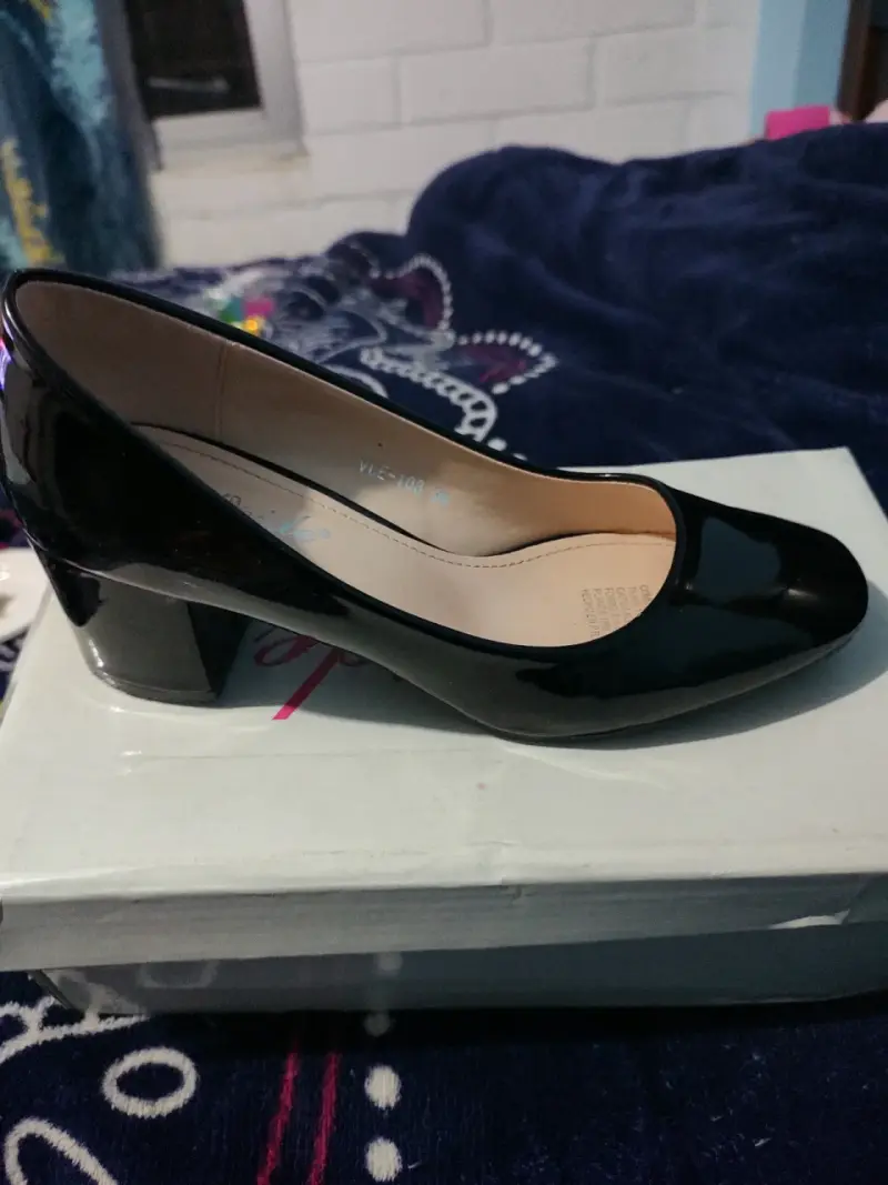 Zapatos de tacón medio negros y beige - 1