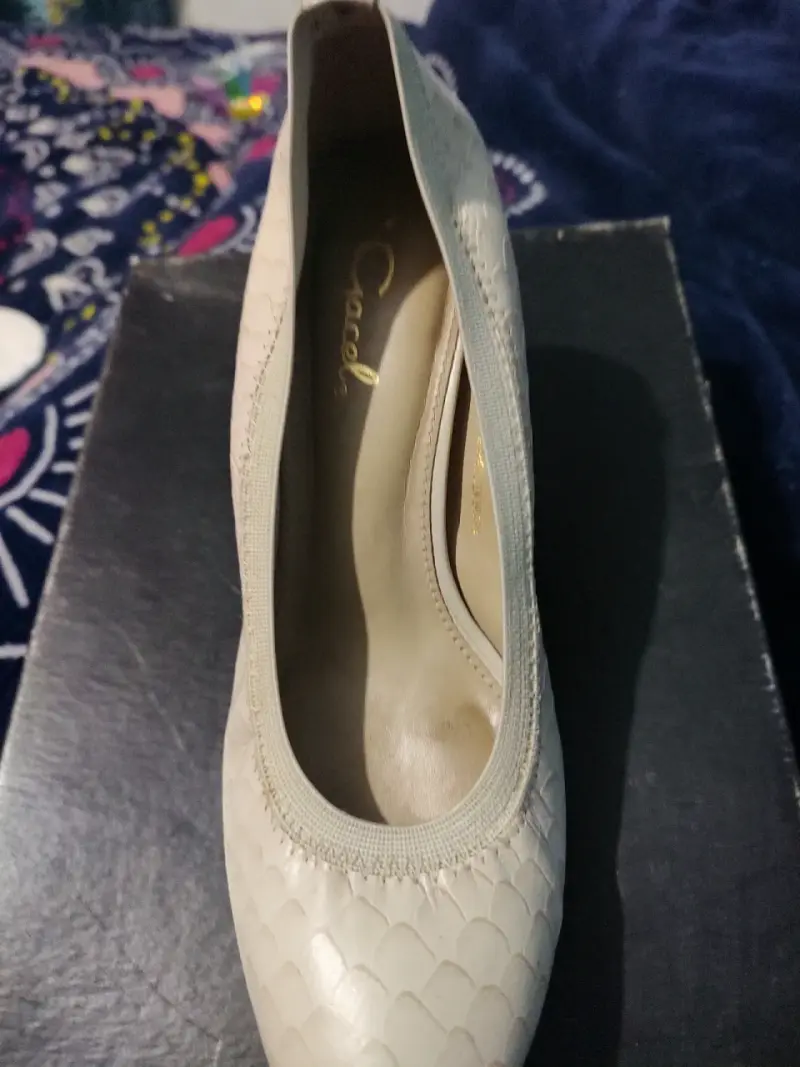 Zapatos de tacón beige con textura de serpiente - 1
