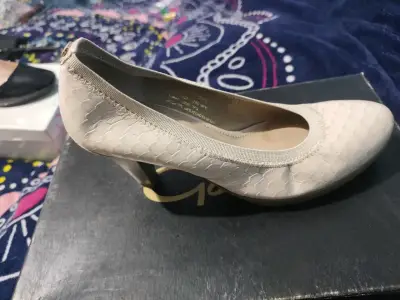 Zapatos de tacón beige con textura de serpiente - miniatura 2