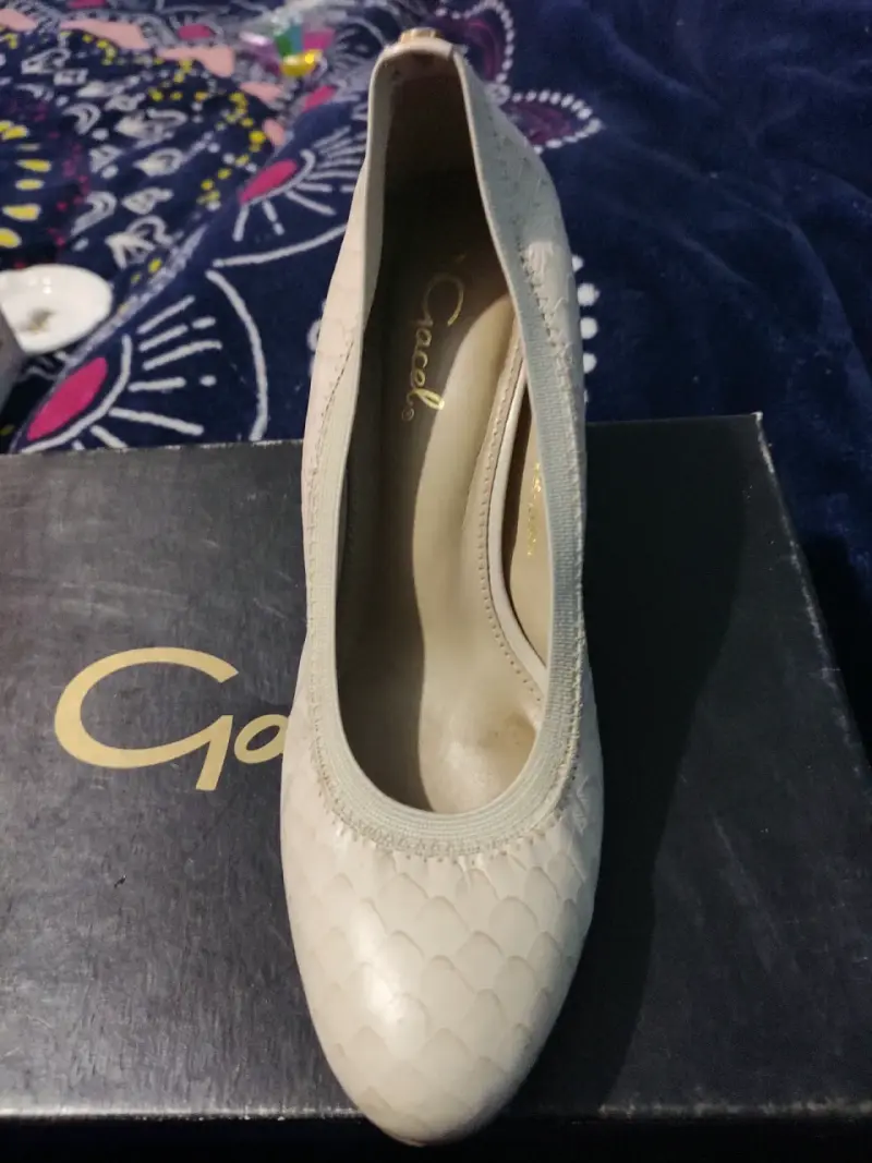 Zapatos de tacón beige con textura de serpiente - 3