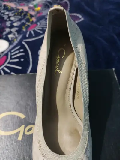 Zapatos de tacón beige con textura de serpiente - miniatura 4