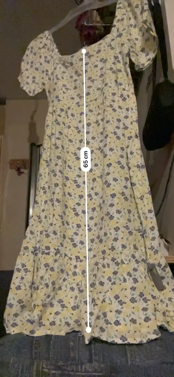 Vestido floral amarillo con mangas cortas