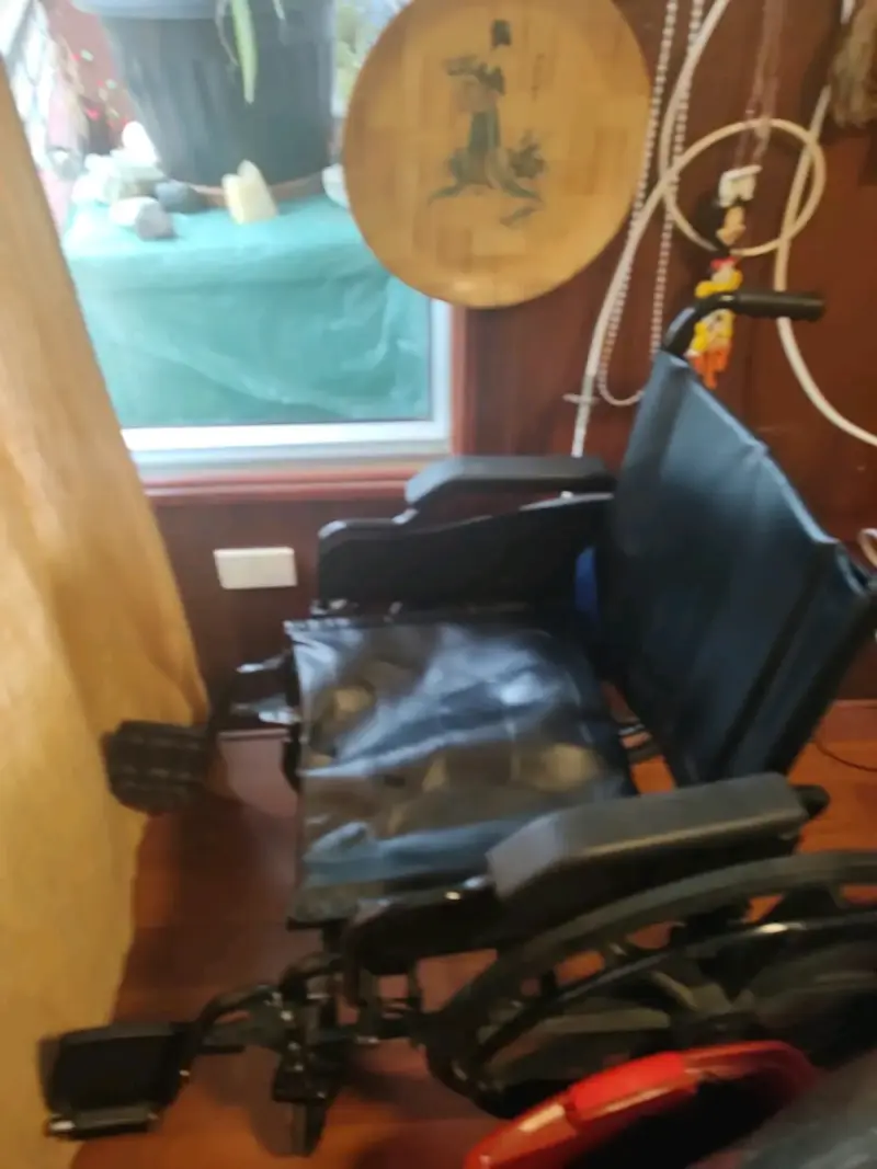 Silla de ruedas plegable negra en buen estado - 1
