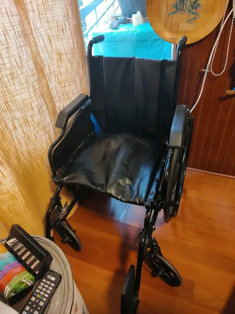 Silla de ruedas plegable negra en buen estado - 2
