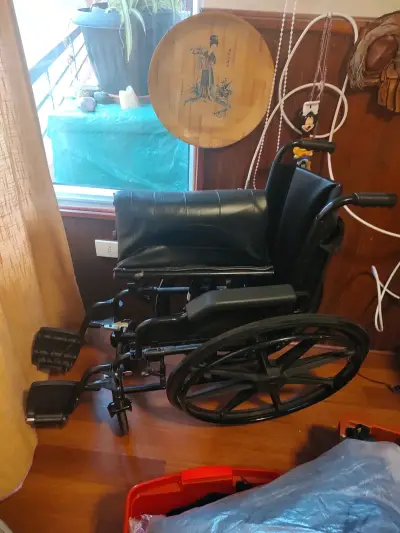 Silla de ruedas plegable negra en buen estado - miniatura 3