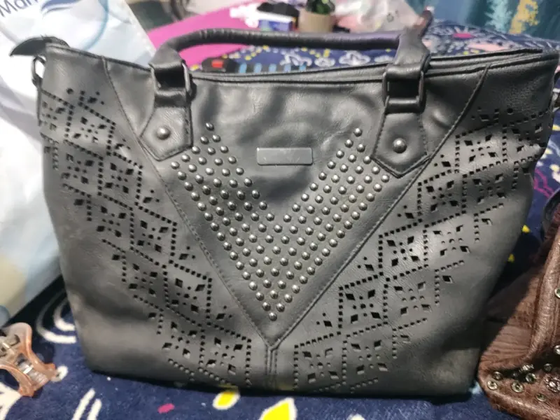 Cartera negra con diseño de tachas - 1
