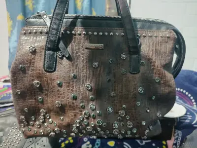 Cartera negra con diseño de tachas - miniatura 2