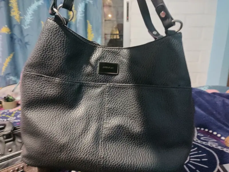 Cartera negra con diseño de tachas - 3