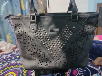 Cartera negra con diseño de tachas - miniatura 4