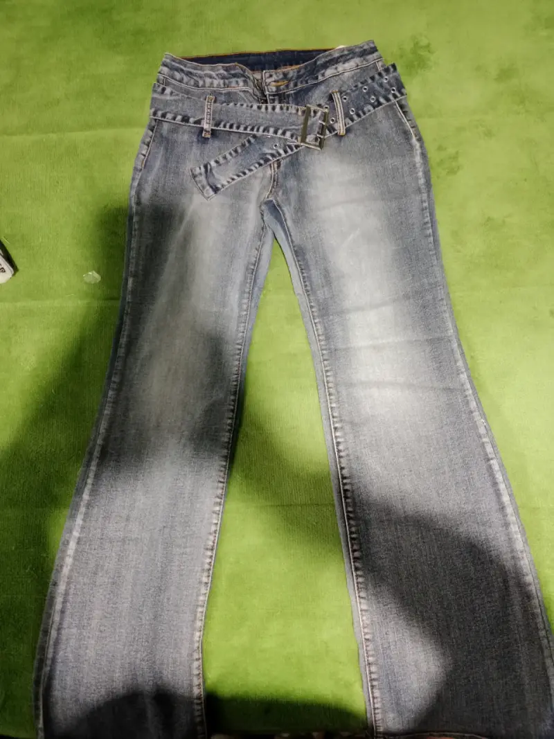 Jeans de mezclilla azul con cinturón