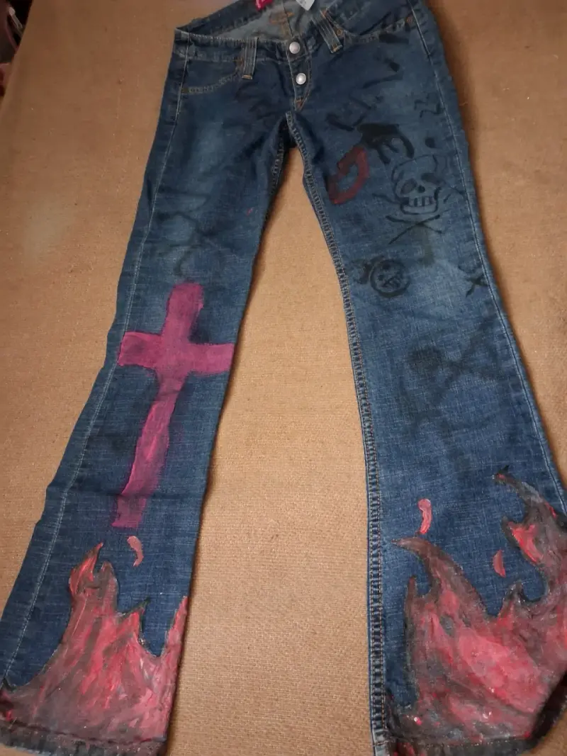 Jeans Levi's con diseño de llamas y cruz
